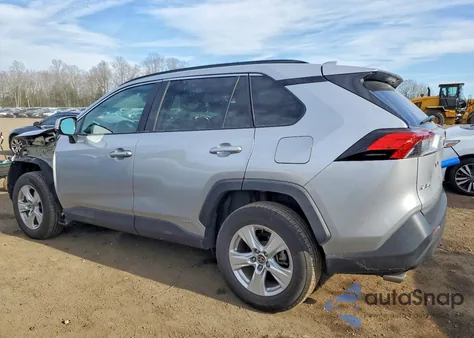 2021 Toyota Rav4 Xle z USA, uszkodzony, nr VIN 2T3RWRFV0MW121674